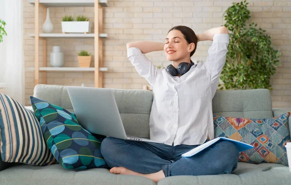 Gelukkig Casual Mooi Vrouw Werken Een Laptop Thuis — Stockfoto