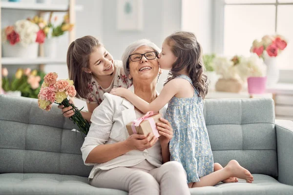 Alles Gute Zum Muttertag Die Kinder Gratulieren Der Oma Mit — Stockfoto