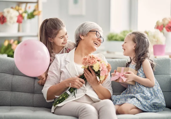 Šťastný Den Matek Děti Blahopřejí Babičce Dávají Květiny Dárek Babička — Stock fotografie