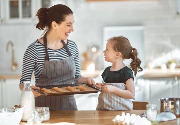 Une Famille Heureuse Aimante Prépare Boulangerie Ensemble Mère Fille Enfant — Photo