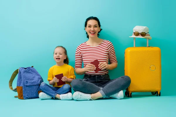 去冒险吧 快乐的家庭在为旅程做着准备 妈妈和女儿 她的手提箱上有色彩艳丽的背景 — 图库照片
