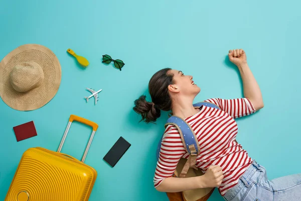 Uma Aventura Uma Mulher Feliz Viajar Jovem Cor Fundo Teal — Fotografia de Stock