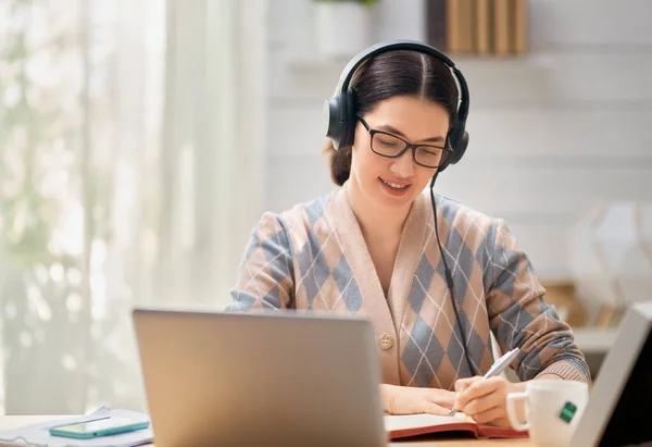 Glücklich Lässige Schöne Frau Die Hause Laptop Arbeitet — Stockfoto