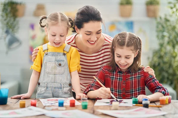 Família Feliz Mãe Filhas Pintando Juntas Mulher Adulta Ajudando Menina — Fotografia de Stock