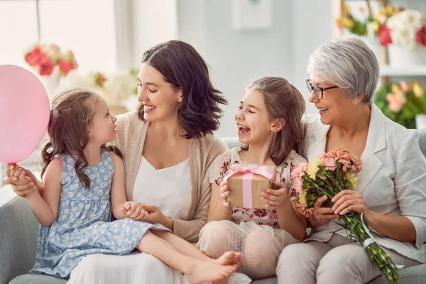 Gelukkige Moederdag Kinderen Dochters Zijn Gefeliciteerd Moeder Oma Geven Bloemen — Stockfoto