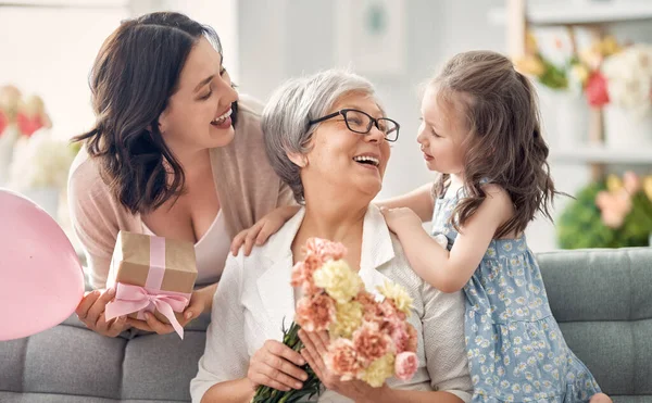 Gelukkige Moederdag Kind Dochter Feliciteert Moeder Oma Geven Bloemen Cadeau — Stockfoto