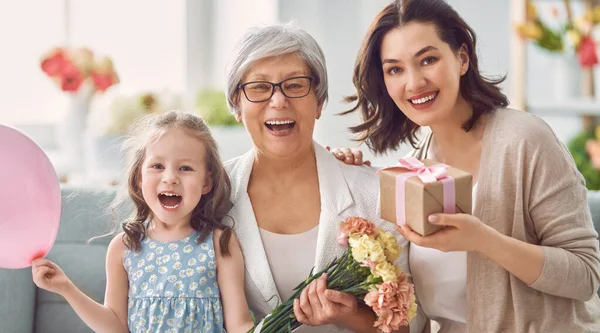 Gelukkige Moederdag Kind Dochter Feliciteert Moeder Oma Geven Bloemen Cadeau — Stockfoto