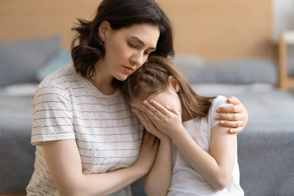 Μητέρα Λυπάται Ένα Παιδί Που Κλαίει Μαμά Αγκαλιάζει Την Κόρη — Φωτογραφία Αρχείου