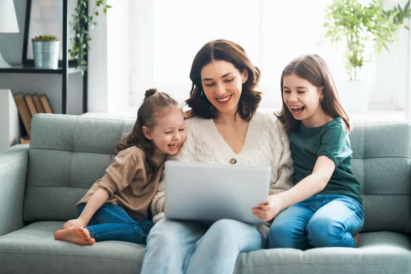 Szczęśliwa Kochająca Rodzina Młoda Matka Córki Korzystają Laptopa Śmieszne Mama — Zdjęcie stockowe