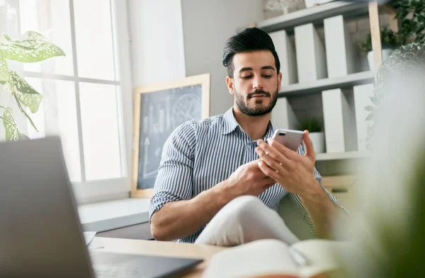 Gelukkig Casual Jongeman Werken Een Laptop Thuis — Stockfoto