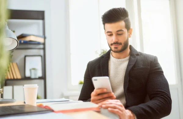 Felice Casual Giovane Uomo Che Lavora Computer Portatile Casa — Foto Stock