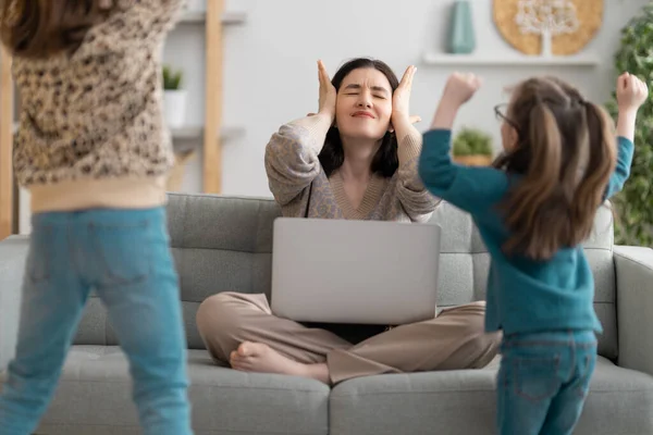 노트북을 만드는 여성입니다 시끄러운 아이들 집에서 떨어져 일하는 — 스톡 사진