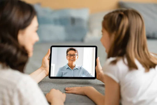 Felice Famiglia Amorevole Giovane Madre Figlia Ragazza Utilizzando Tablet Conversazione — Foto Stock