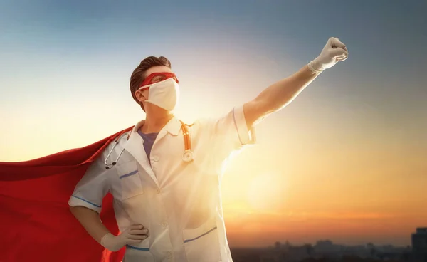 Arzt Mit Gesichtsmaske Und Superheldenumhang Während Des Coronavirus Ausbruchs Viren — Stockfoto
