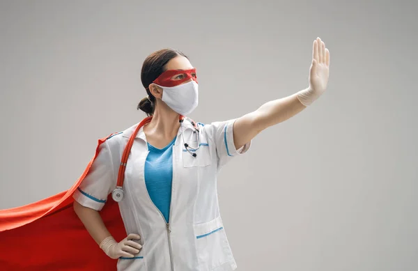 코로나 바이러스가 창궐하는 마스크와 히어로 망토를 바이러스와 Covid 2019 의학계의 — 스톡 사진