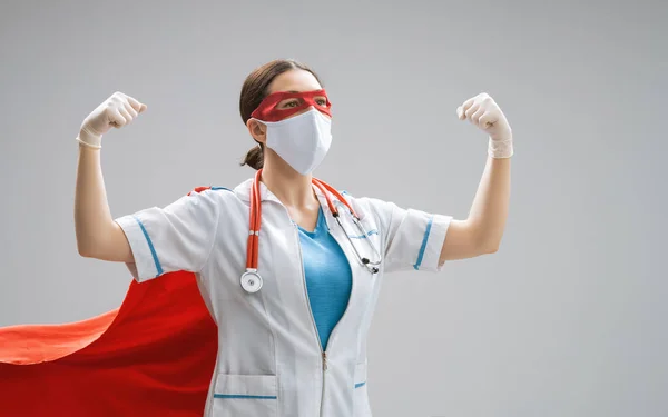Doutor Vestindo Máscara Facial Capa Super Herói Durante Surto Coronavírus — Fotografia de Stock
