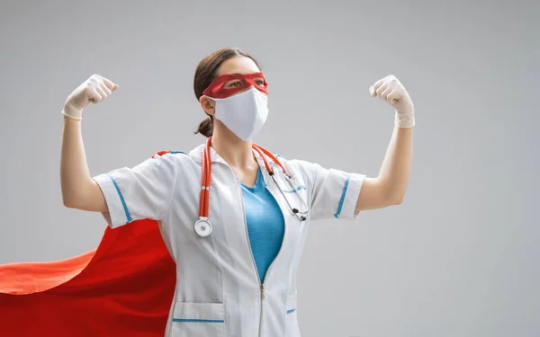 Doctor Usando Mascarilla Facial Capa Superhéroe Durante Brote Coronavirus Protección —  Fotos de Stock