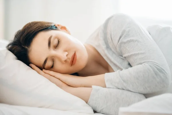 Belle Jeune Femme Dort Dans Chambre — Photo