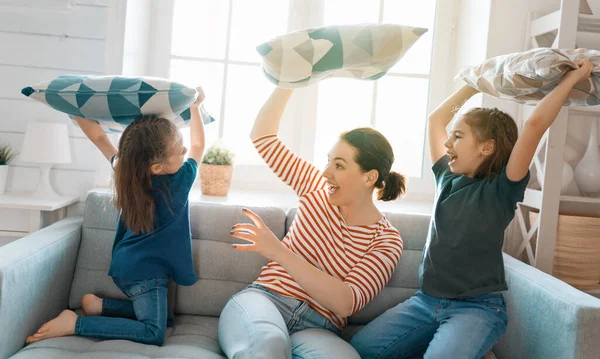 Glückliche Liebende Familie Die Mutter Und Ihre Kinder Kämpfen Gegen — Stockfoto