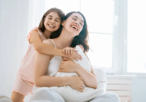 Ein Nettes Mädchen Und Ihre Mutter Genießen Den Sonnigen Morgen — Stockfoto