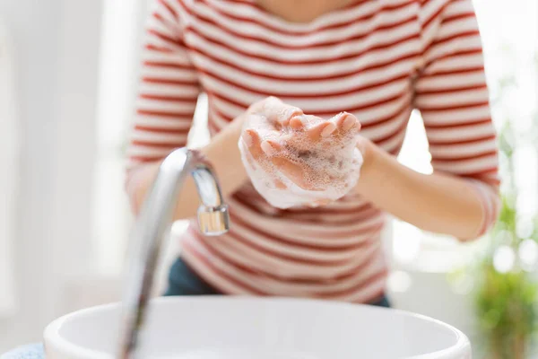 Pessoa Está Lavando Mãos Esfregando Com Sabão Protecção Contra Coronavírus — Fotografia de Stock