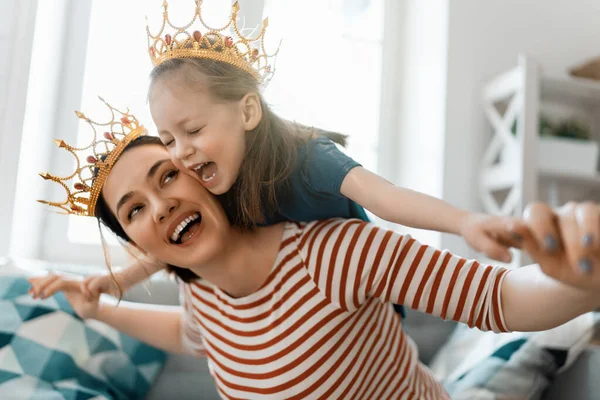 Feliz Família Amorosa Mãe Sua Filha Criança Menina Brincando Abraçando — Fotografia de Stock