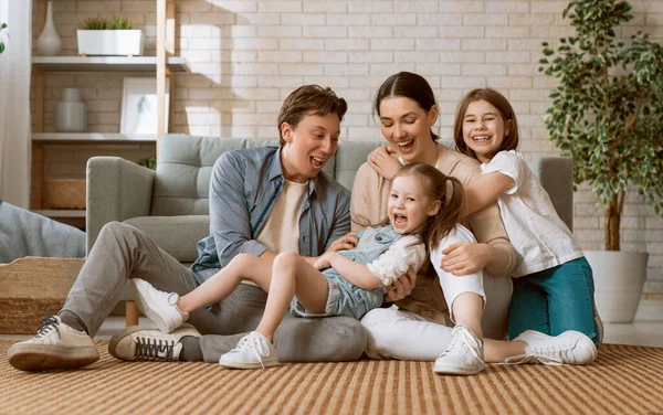 Família Feliz Duas Filhas Filhos Com Mãe Pai Mãe Pai — Fotografia de Stock