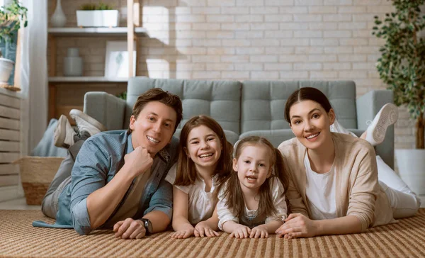 Gelukkige Familie Twee Kinderen Dochters Met Moeder Vader Mama Papa — Stockfoto