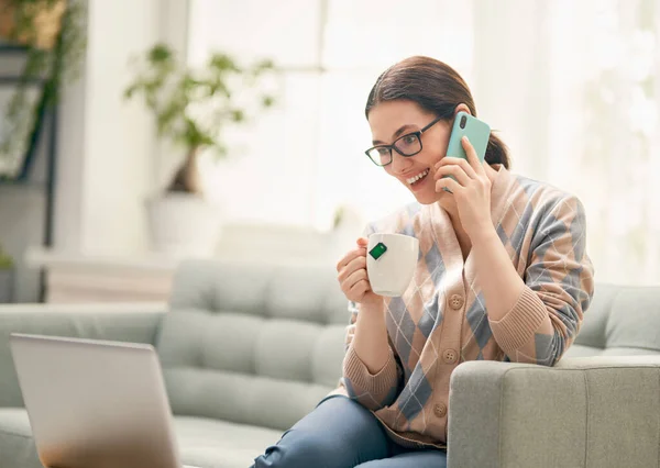 Happy Casual Piękna Kobieta Pracuje Laptopie Domu — Zdjęcie stockowe