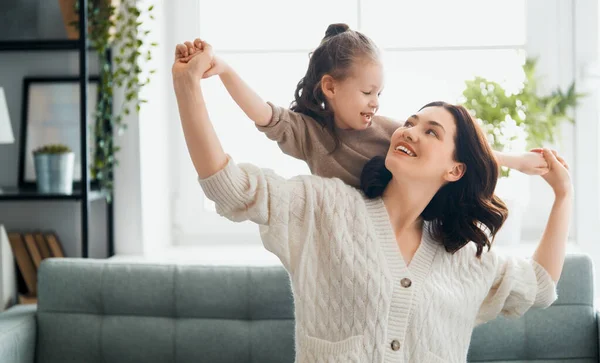 Šťastný Den Matek Máma Její Dcera Hrají Usmívají Objímají Rodinná — Stock fotografie