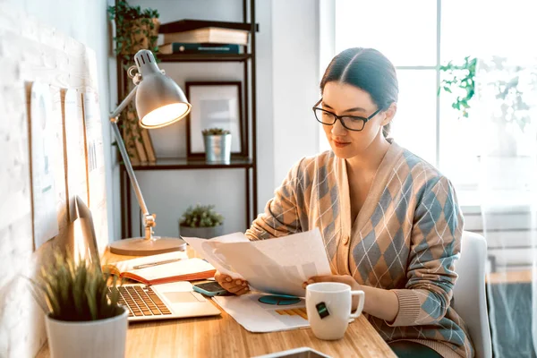 Glad Casual Vacker Kvinna Som Arbetar Bärbar Dator Hemma — Stockfoto