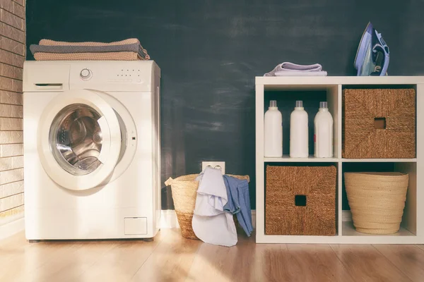 Evde Çamaşır Makinesi Olan Gerçek Bir Çamaşırhane — Stok fotoğraf