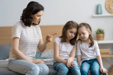 Anne kızlarını azarlıyor. aile ilişkileri