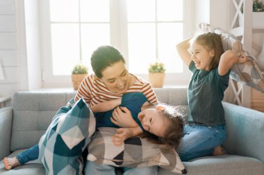 Sevgi dolu bir aile! Anne ve çocukları yastıklarla savaşıyor.. 