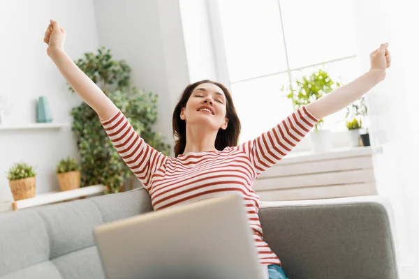 Glücklich Lässige Schöne Frau Die Hause Laptop Arbeitet — Stockfoto