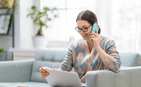 Gelukkig Casual Mooi Vrouw Werken Een Laptop Thuis — Stockfoto