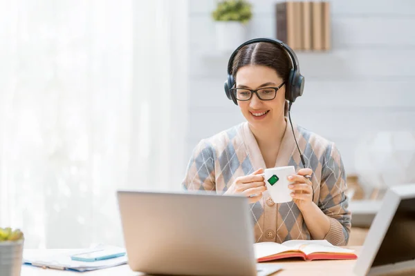 Gelukkig Casual Mooi Vrouw Werken Een Laptop Thuis — Stockfoto