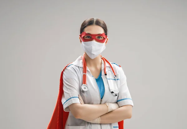 Doutor Vestindo Máscara Facial Capa Super Herói Durante Surto Coronavírus — Fotografia de Stock