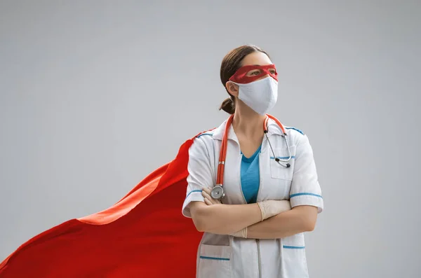 코로나 바이러스가 창궐하는 마스크와 히어로 망토를 바이러스와 Covid 2019 의학계의 — 스톡 사진