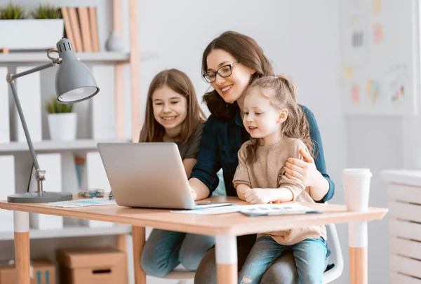 Madre Joven Con Niños Trabajando Computadora Familia Casa Trabajo Remoto — Foto de Stock