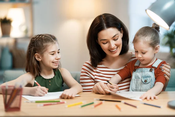 Familia Feliz Madre Hijas Están Dibujando Juntas Mujer Adulta Ayudando — Foto de Stock