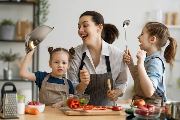 Здорова Їжа Вдома Щаслива Сім Кухні Мати Діти Готують Овочі — стокове фото