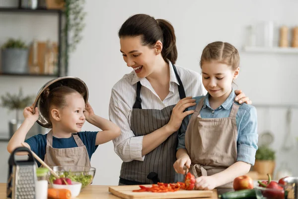 Evde Sağlıklı Yiyecekler Mutfakta Mutlu Bir Aile Anne Çocuklar Sebze — Stok fotoğraf