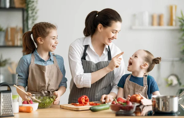 Egészséges Étel Otthon Boldog Család Konyhában Anya Gyerekek Zöldségeket Készítenek — Stock Fotó