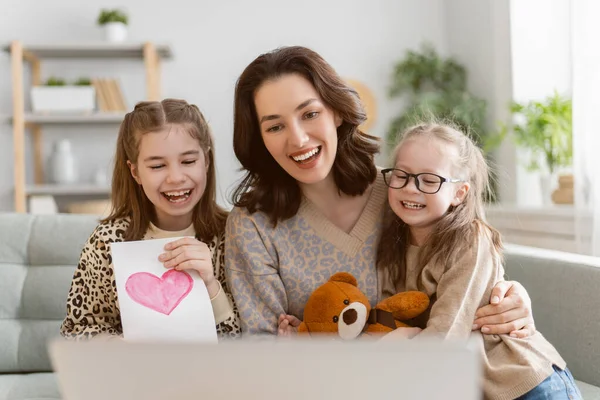 Feliz Familia Amorosa Joven Madre Hijas Niñas Utilizando Ordenador Portátil —  Fotos de Stock