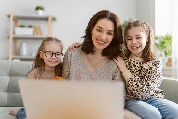 Szczęśliwa Kochająca Rodzina Młoda Matka Córki Korzystają Laptopa Śmieszne Mama — Zdjęcie stockowe