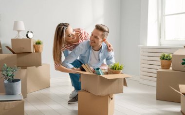 Mutlu genç evli çift yeni bir daireye taşınıyor..