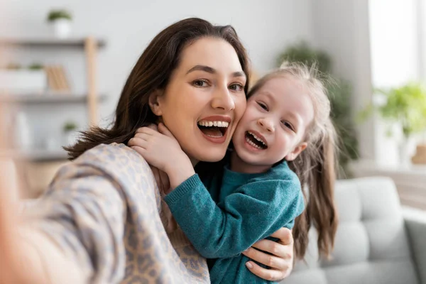 Glücklich Liebende Familie Junge Mutter Und Tochter Nutzen Smartphone Für — Stockfoto
