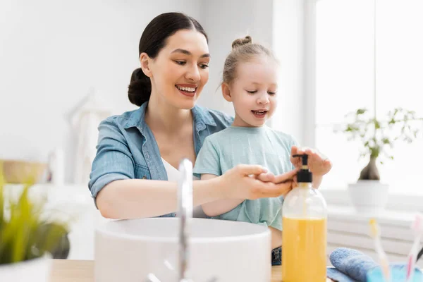 Söt Liten Flicka Och Hennes Mamma Tvättar Händerna Skydd Mot — Stockfoto