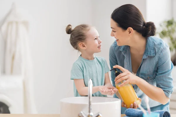 Een Schattig Klein Meisje Haar Moeder Wassen Hun Handen Bescherming — Stockfoto